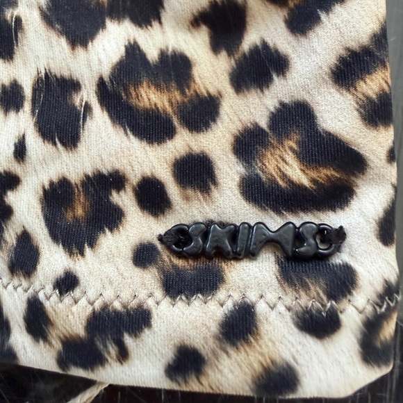 SKIMS SIGNATURE SWIM CAMI TANK TOP
CHAMPAGNE LEOPARD PRINT - Picture 8 of 8